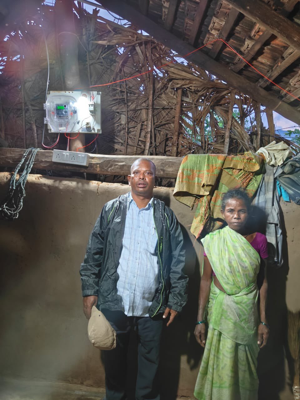 [గ్రామస్తులు పాలాభిషేకం చేస్తున్నారు]