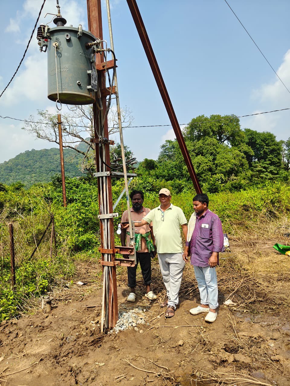 [కొత్తగా వేసిన విద్యుత్ స్తంభాలు]