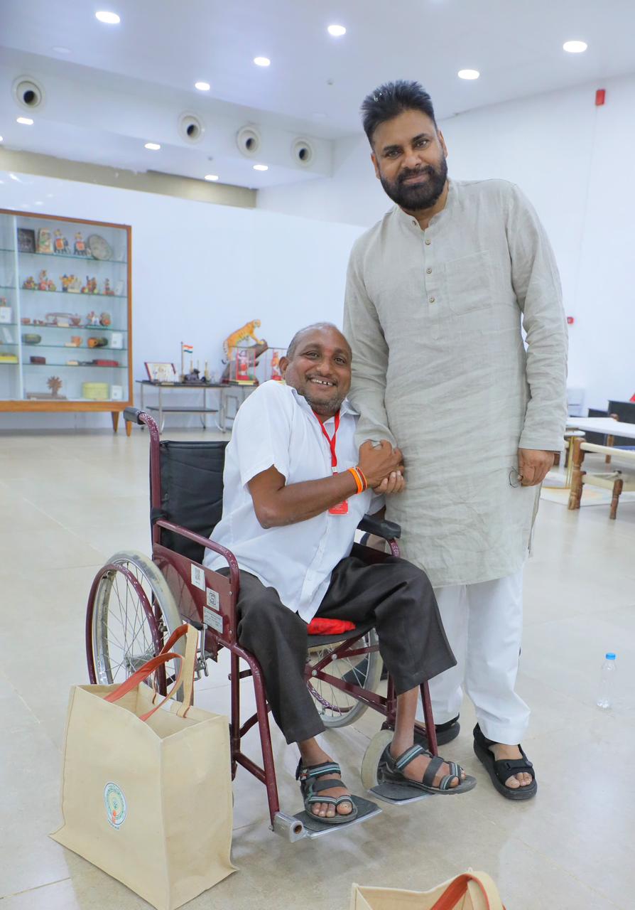 Deputy CM presenting mementos to differently-abled citizens